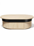 Moderne eettafel van hout met een zwarte accentrand
