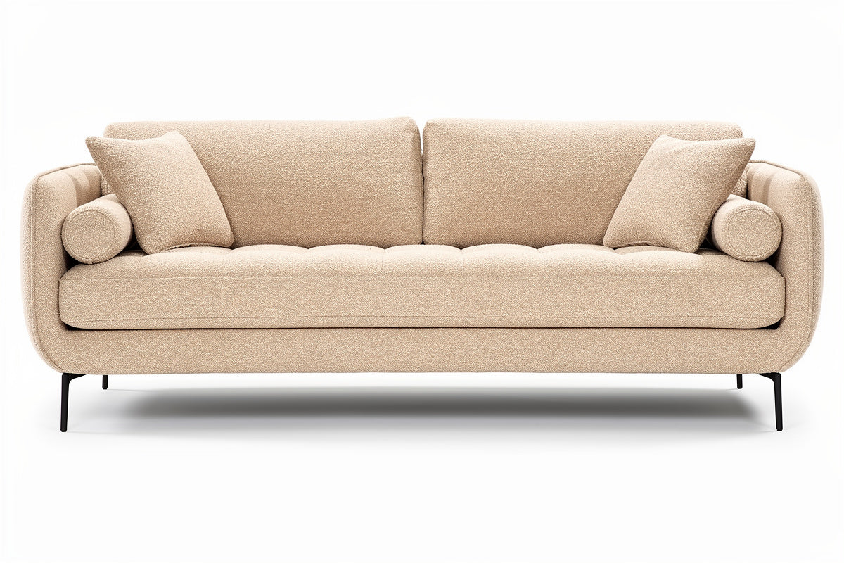 Moderne beige bank met kussens en ronde armleuningen