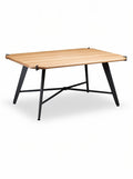 Modern houten eettafel met slanke metalen poten